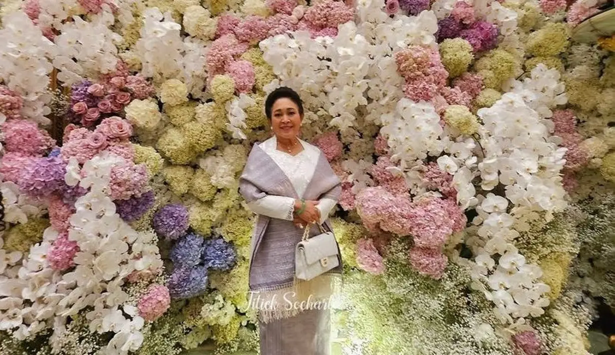 Sementara itu, ibu Titiek mengenakan kebaya panjang dipadukan selendang dan kain bawahan songket saat hadir di pernikahan Anisha Rosna dan Pangeran Mateen. [@titieksoeharto]