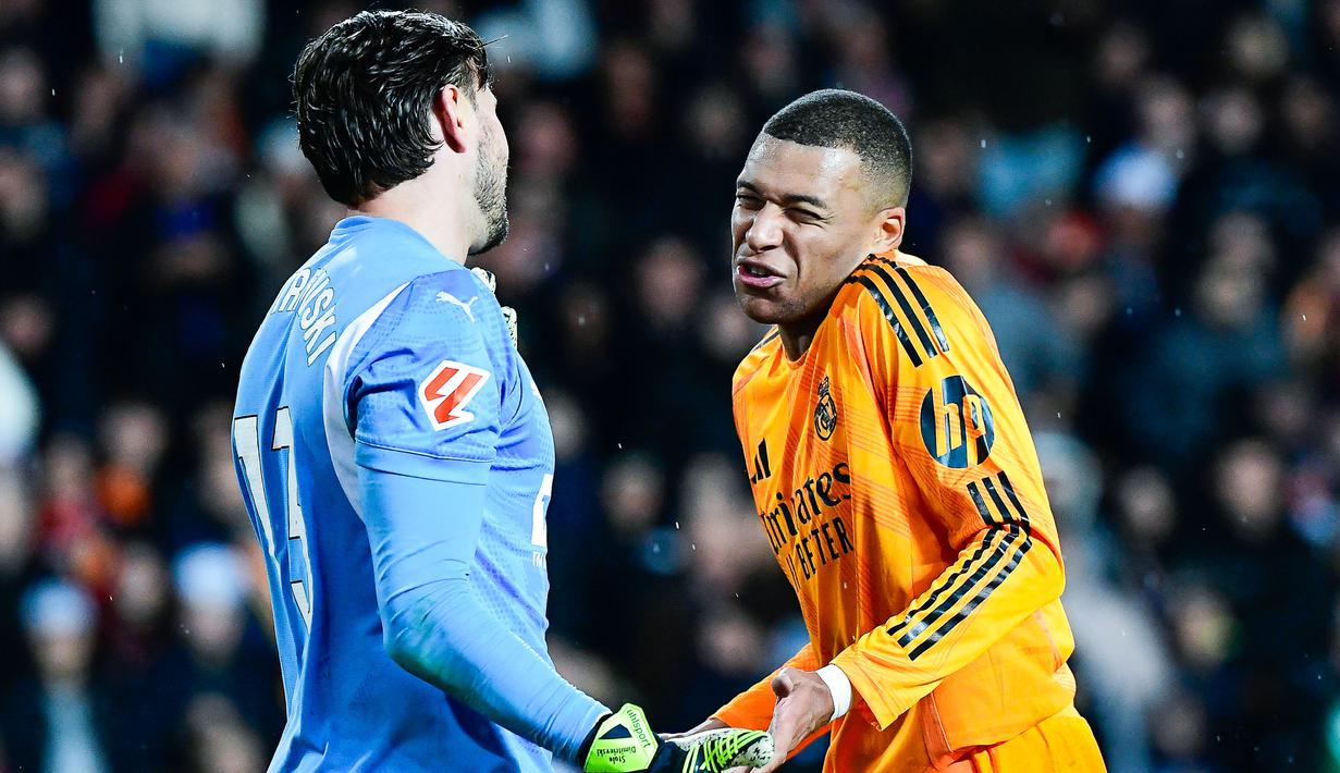 Mbappe berhasil mengoyak gawang Valencia setelah menerima umpan terobosan Bellingham. Namun sayang gol itu dianulir setelah dilakukan peninjauan VAR. Mbappe kedapatan berada dalam posisi offside, sehingga papan skor batal berubah. (AFP/Jose Jordan)