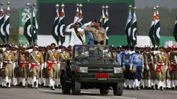 Pasukan Pakistan berbaris saat parade militer memperingati Hari Nasional Pakistan di Islamabad, Pakistan, Rabu (23/3/2022). Hari Nasional Pakistan menampilkan parade militer, unit tentara elite, dan persenjataan berteknologi tinggi. (Anjum Naveed)