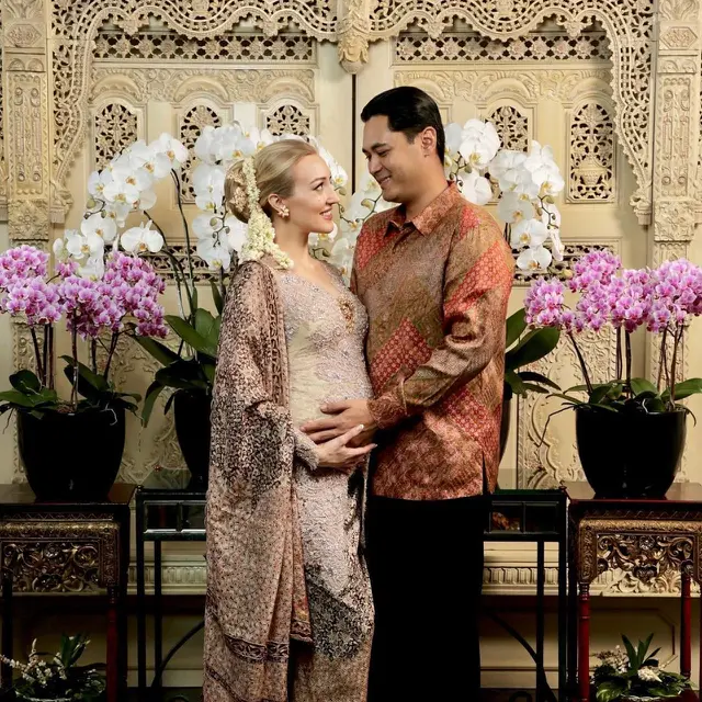 Panji Adhikumoro dan istrinya, Varsha Strauss Adhikumoro