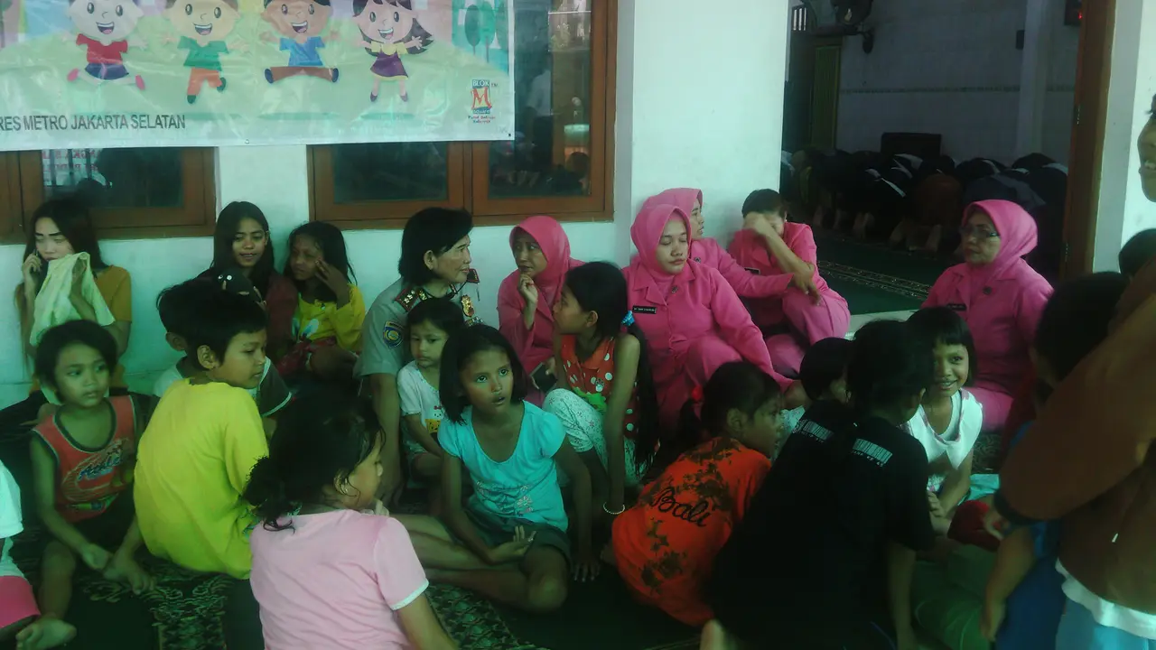 Anggota Bhayangkari menghibur anak-anak pengungsi korban banjir Jakarta