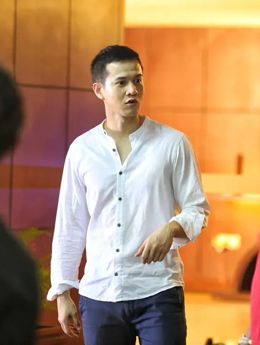 "Iya harus produktif aja. Soalnya kemarin-kemarin lagi banyak butuh duit. Banyak cicilan hahaha," kata Herjunot Ali di sela syuting film Kawin itu Gak Enak di kawasan Ancol, Jakarta Utara, Senin (15/5/2017). (Adrian Putra/Bintang.com)