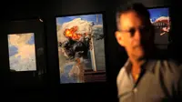 Lukisan karya Todd Stone yang dipamerkan di National September 11 Memorial and Museum, Manhattan, AS (1/9). 13 seniman asal New York membuat pameran ini sebagai bentuk memperingati Tragedi 11 September. (REUTERS/Andrew Kelly)