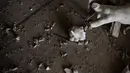 Sebuah patung abad ke-19 hancur di lantai Istana Sursock yang rusak berat pascaledakan di Beirut, Lebanon, 7 Agustus 2020. Setelah perang saudara 1975-1990 di negara itu, butuh 20 tahun pemulihan yang cermat bagi keluarga untuk mengembalikan istana ke kejayaannya. (AP Photo/Felipe Dana)