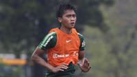 Pemain Timnas Indonesia U-22, Jayus Hariono, melakukan pemanasan saat latihan di Lapangan ABC, Jakarta, Senin (14/1). Latihan ini merupakan persiapan jelang Piala AFF U-22. (Bola.com/Vitalis Yogi Trisna)