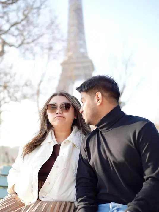 Momen saat keduanya berada di Paris karena pekerjaan diproyek yang sama. Pasangan sahabat yang dekat sejak SMA ini seringkali dianggap berpacaran oleh penggemarnya. (Instagram/@clarissaputri_)