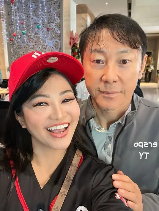 Fitri mengaku tidak akan pernah melupakan momen-momen Timnas ketika bersama Shin Tae-yong."Terima kasih banyak juga atas doanya untuk Indonesia agar bisa lolos Piala Dunia. Apapun yang terjadi kami semua akan terus mendukung Timnas Indonesia dan akan terus melanjutkan legacy yang sudah Coach Shin berikan untuk kami," tulis Fitri pada caption unggahan. (Liputan6.com/IG/@fitricarlina)