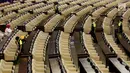 Sejumlah petugas membersihkan ruangan rapat Paripurna I di Gedung Kura-Kura Kompleks Parlemen, Jakarta, Selasa (15/8). Gedung DPR mulai berbenah jelang sidang umum MPR/DPR yang digelar sehari sebelum peringatan Hari Kemerdekaan. (Liputan6.com/Johan Tallo)