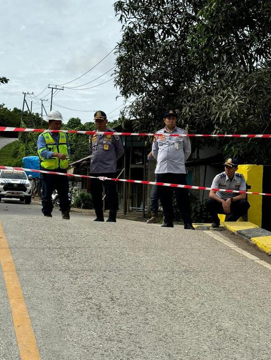 Arus lalu lintas sepanjang dua kilometer sebelum lokasi jembatan roboh jalan sudah dialihkan melewati jalur alternatif. (Dokumentasi Dinas Perhubungan Paser)