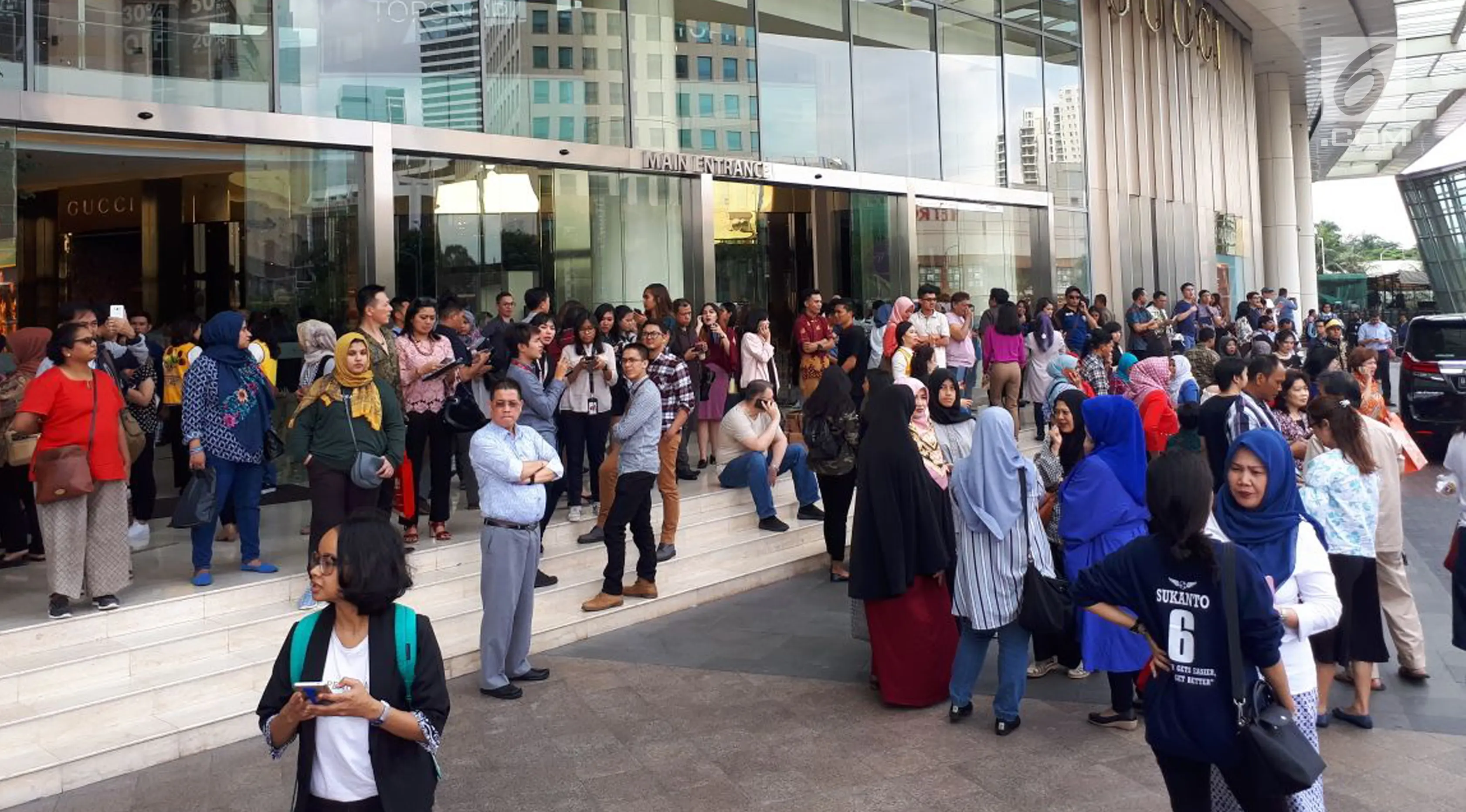 Pengunjung dan karyawan berhamburan keluar dan berkumpul di lobi pusat perbelanjaan Senayan City, Jakarta, Selasa (23/1).  Mereka panik setelah terjadi gempa berkekuatan 6,4 skala Richter yang berpusat di Lebak, Banten. (Liputan6.com/Fery Pradolo)