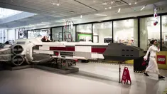 Pesawat ruang angkasa "Star Wars X-Wing" skala penuh dari balok lego ditampilkan di pusat perbelanjaan pinggiran kota Paris, 12 Desember 2018. Pesawat yang terbuat lebih dari satu juta balok Lego itu untuk memeriahkan perayaan Natal. (Philippe LOPEZ/AFP)