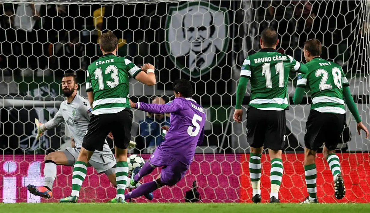 Bek Real Madrid, Raphael Varane, mencetak gol pertama ke gawang Sporting CP pada laga kelima Grup F Liga Champions di Estadio Jose Alvalade, Selasa (22/11/2016). (AFP/Francisco Leong)