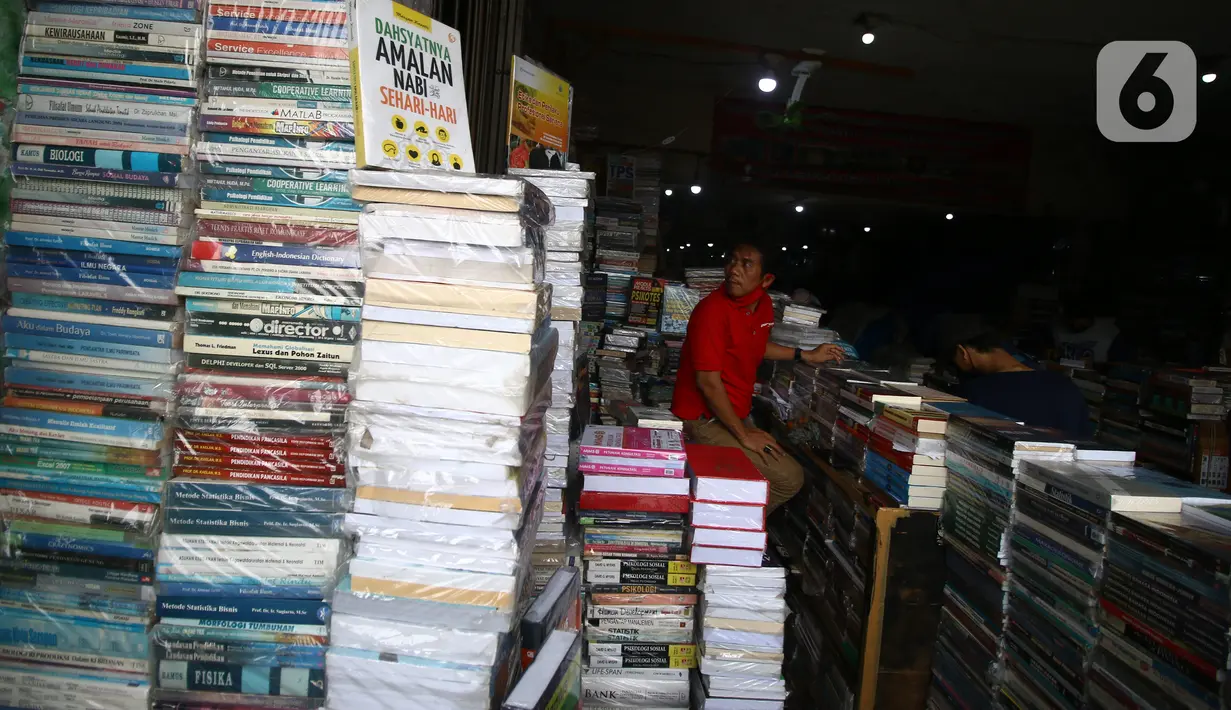 Pedagang buku menunggu pembeli di Kwitang, Senen, Jakarta, Minggu (27/9/2020). Menurut keterangan para pedagang, penjualan buku di masa pandemi menurun hingga 50 persen dikarenakan masyarakat saat ini sudah beralih melakukan transaksi pembelian secara daring. (Liputan6.com/Angga Yuniar)