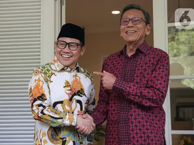 Ketua Umum Partai Kebangkitan Bangsa (PKB) Muhaimin Iskandar alias Cak Imin menemui Wakil Presiden (Wapres) ke-11 Boediono di kediamannya kawasan Menteng, Jakarta Pusat, Rabu (17/5/2023) siang. (Liputan6.com/Faizal Fanani)