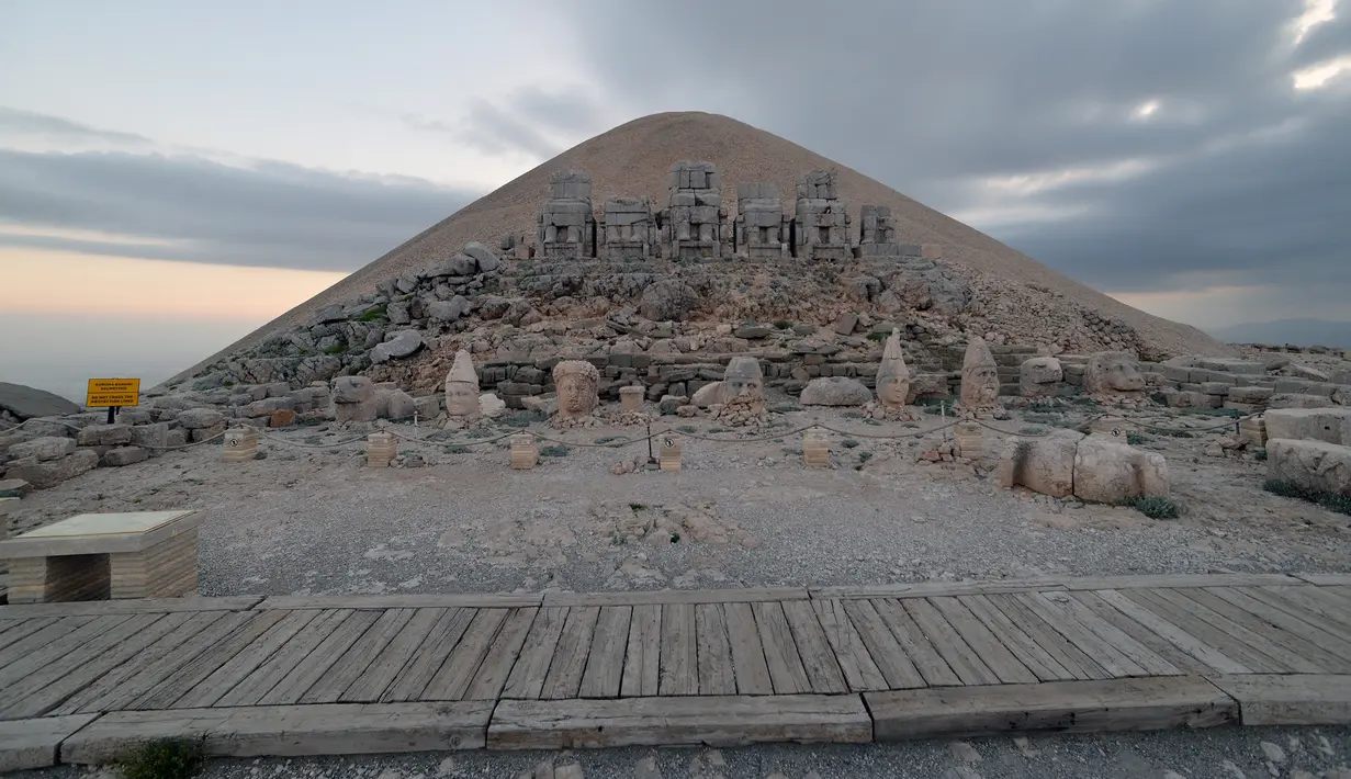 Foto pada 14 Juni 2020 ini menunjukkan situs pemakaman yang berada di puncak Gunung Nemrut, Turki. Gunung Nemrut yang terdaftar sebagai Situs Warisan Dunia UNESCO pada 1987 ini terkenal karena reruntuhan situs pemakaman di bagian puncaknya. (Xinhua/Mustafa Kaya)