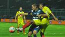 Striker Arema, Gustavo Giron (kiri), dikawal ketat bek Bhayangkara Surabaya United, Suroso, dalam laga Torabika Soccer Championship 2016 presented by IM3 Ooredoo di Stadion Kanjuruhan, Malang, Minggu (15/5/2016). (Bola.com/Iwan Setiawan)