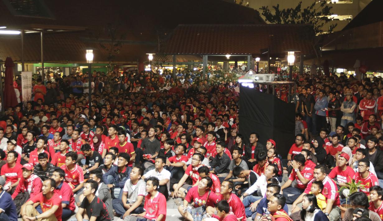 Ratusan penonton memadati Summarecon Mal Bekasi untuk nonton bareng Chelsea melawan Liverpool yang diadakan oleh Bola.com. (Bola.com/Vitalis Yogi Trisna)