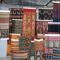 Pameran kain Oscar Lawalata. (Foto: Meita Fajriana/ Fimela)