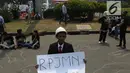 Aktivis menunjukkan pesan tuntutan saat menggelar aksi #BersihkanIndonesia di depan Istana Merdeka, Jakarta, Senin (19/8/2019). Aktivis menyerukan kebebasan hakiki dari kerusakan lingkungan dengan meninggalkan sumber energi fosil beralih ke energi bersih terbarukan. (Liputa6.com/Angga Yuniar)