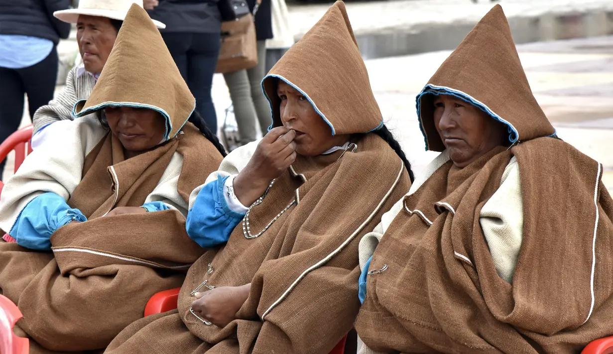 Penduduk asli setempat menghadiri upacara pelantikan pemerintah baru dengan adat Uru Chipaya di Bolivia selatan (31/1). Masyrakat adat Uru Chipaya sudah tinggal di dataran tinggi selama berabad-abad. (AFP Photo/Aizar Raldes)