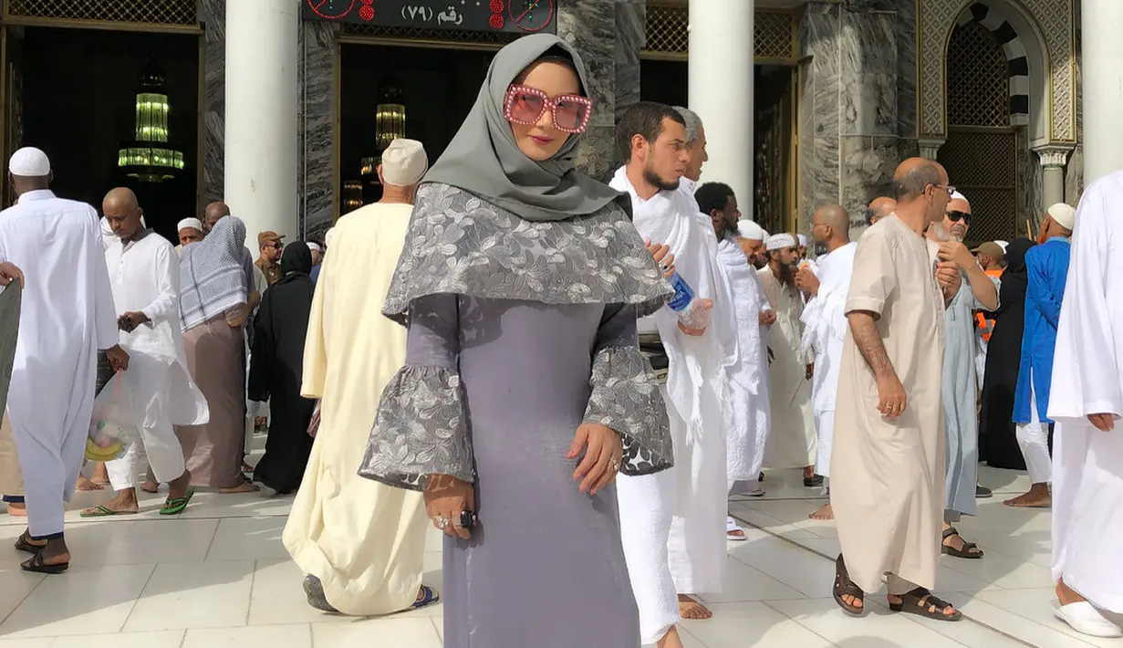 Meskipun demikian, tidak sedikit juga warganet yang memuji penampilan cantik Krisdayanti saat mengenakan hijab. (Foto: instagram.com/krisdayantilemos)