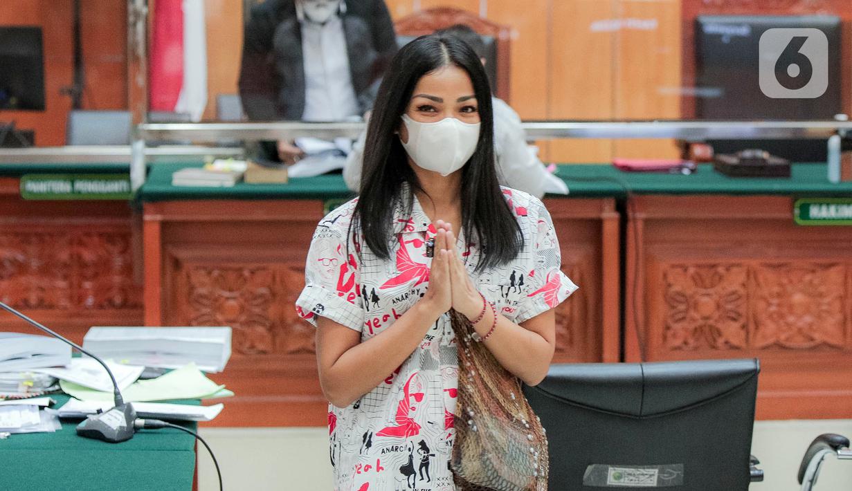 Aktris Nirina Zubir memberikan isyarat saat menghadiri sidang lanjutan kasus mafia tanah di Pengadilan Negeri Jakarta Barat, Jakarta, Selasa (7/6/2022). Sidang lanjutan kali ini masih beragendakan mendengarkan keterangan dari saksi. (Liputan6.com/Faizal Fanani)