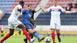 Aksi pemain baru MU, Henrikh Mkhitaryan, saat melawan Wigan Athletic dalam laga persahabatan di Stadion DW, Wigan, (16/7/2016). (Bola.com/Twitter/ManUtd)