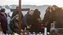 Kerabat dan keluarga menaburkan bunga di pemakaman wartawan investigasi Jan Kuciak di Stiavnik, Slovakia (3/3). Pembunuhan Kuciak terjadi di tengah pembuatan laporan investigasi Kuciak soal kasus dugaan kecurangan pajak. (AP Photo / Bundas Engler)