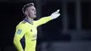 Kiper Manchester United, Dean Henderson, memberikan arahan kepada rekannya saat melawan Luton Town pada Piala Liga Inggris di Stadion Kenilworth Road, Rabu (23/9/2020). Setan Merah menang dengan skor 3-0. (Nick Potts/Pool via AP)