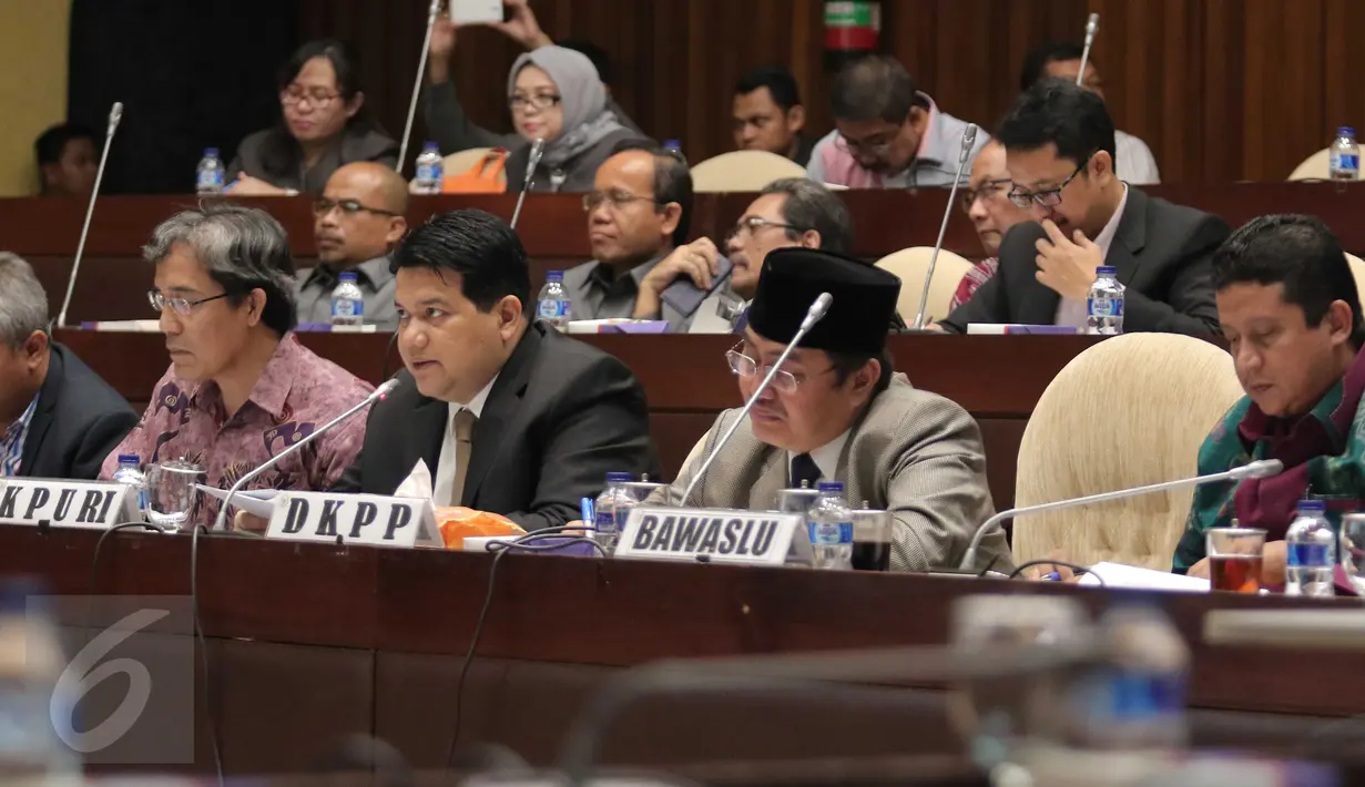 Suasana rapat dengar pendapat membahas evaluasi Pilkada 2015 antara lembaga yang terkait pemulu dengan Komisi II di DPR RI, Jakarta, Senin (1/2/2016). (Liputan6.com/Angga Yuniar)