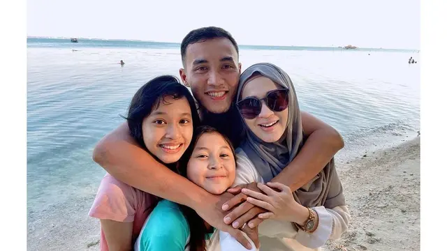6 Potret Kebersamaan Putri Okie Agustina dan Ayah Sambungnya, Penuh Kehangatan
