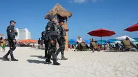 14 Pembunuhan dalam 36 Jam, Neraka di Pulau Surga Meksiko. Polisi beredar di Pantai Cancun usai penembakan pada Januari 2018 ( STR / AFP)