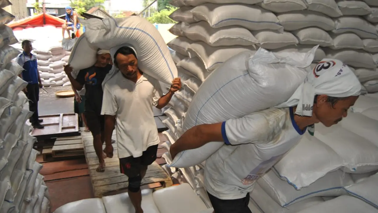Bebera petugas gudang tengah memindahkan pupuk di salah satu gudang pupuk di wilayah Tasikmalaya, Jawa Barat.