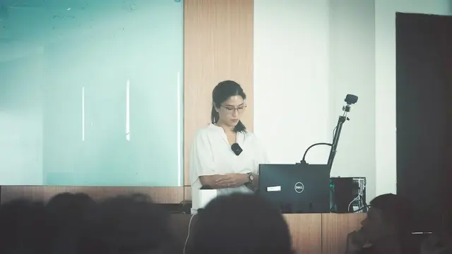 Dian Sastrowardoyo saat menjadi dosen di Vokasi Universitas Indonesia. (Foto: Instagram/therealdisastr)