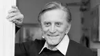 Aktor Hollywood Kirk Douglas berpose di rumahnya di Beverly Hills, California, Amerika Serikat, 16 November 1982. Aktor legendaris tersebut meninggal pada 5 Februari 2020 di usia 103 tahun. (AP Photo/Wally Fong, File)