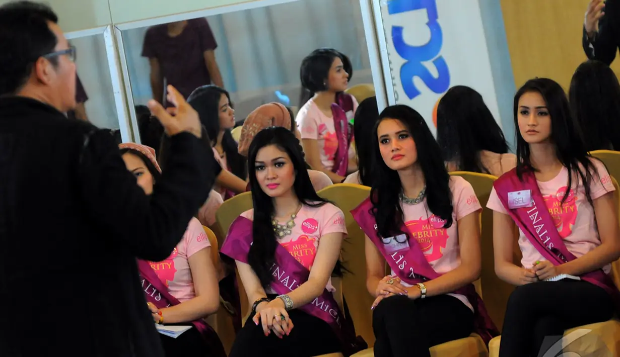 Finalis Micel 2014 memperhatikan penjelasan Mathias Muchus dengan seksama, Jakarta, Rabu (22/10/2014) (Liputan6.com/Faisal R Syam)