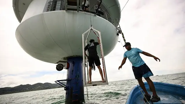 Pria Hdup di Dalam Laut