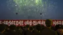 Tentara Korea Utara menyaksikan kembang api saat mengikuti demonstrasi untuk merayakan deklarasi Korea Utara di Pyongyang (29/11). Korut menyatakan menjadi negara nuklir usai uji coba peluncuran rudal antar benua atau balistik. (AFP Photo/Kim Won-Jin)