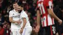 Pemain Real Madrid, Karim Benzema (kanan) melakukan selebrasi bersama rekannya, Toni Kroos setelah mencetak gol ke gawang Athletic Bilbao pada laga lanjutan Liga Spanyol 2022/2023 di Stadion San Mames stadium, Bilbao, 22 Januari 2023. (AFP/Ander Gillenea)