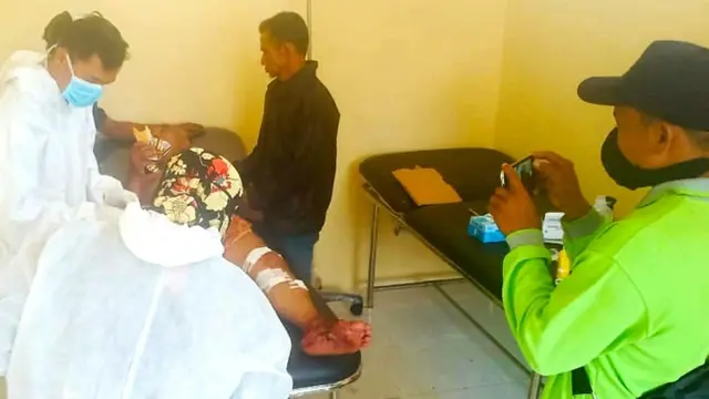 Petani pohon karet yang menjadi korban penyerangan harimau sumatra jalani perawatan medis.