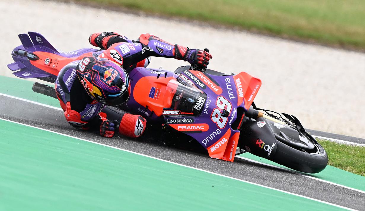 Pembalap Prima Pramac Racing, Jorge Martin mengalami kesialan saat menjalani latihan bebas MotoGP Austalia 2024, Jumat (18/10/2024). (AFP/Paul Crock)