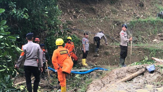 Petugas Tim SAR Tengah Menyiapkan Sejumlah Alat Untuk Mencari Korban Hilang Akibat Tertimbun Longsor di Sukajaya, Bogor, Jawa Barat, Senin (13/1/2020). (Foto: Achmad Sudarno/Liputan6.com)