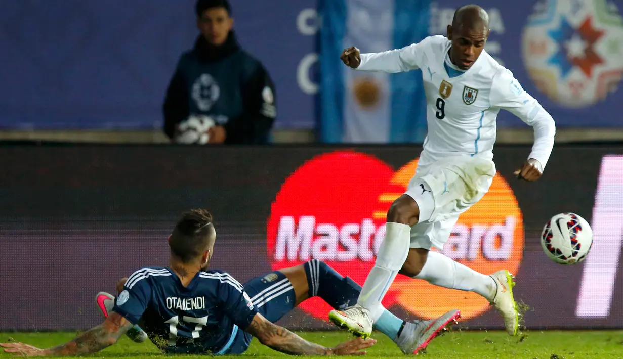 Penyerang Uruguay, Diego Rolan berusaha melewati bek Argentina Nicolas Otamendi saat pertandingan Copa America 2015 di Stadion La Portada, Chile, (17/6/2015). Argentina meraih kemenangan tipis 1-0 atas Uruguay. (Reuters/Henry Romero)