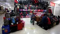 Pedagang tas menunggu pembeli di Blok M Mal, Jakarta Selatan, Selasa (8/1). Menurun drastisnya pengunjung Mal Blok M sangat dirasakan pedagang. (Liputan6.com/Johan Tallo)
