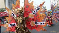 Peserta berkostum Emtek memeriahkan parade Asian Games 2018 di Jalan Thamrin, Jakarta, Minggu (13/5). Tak hanya dari komunitas, peserta parade ini juga datang dari karyawan PT Elang Mahkota Teknologi (Emtek). (Liputan6.com/Arya Manggala)