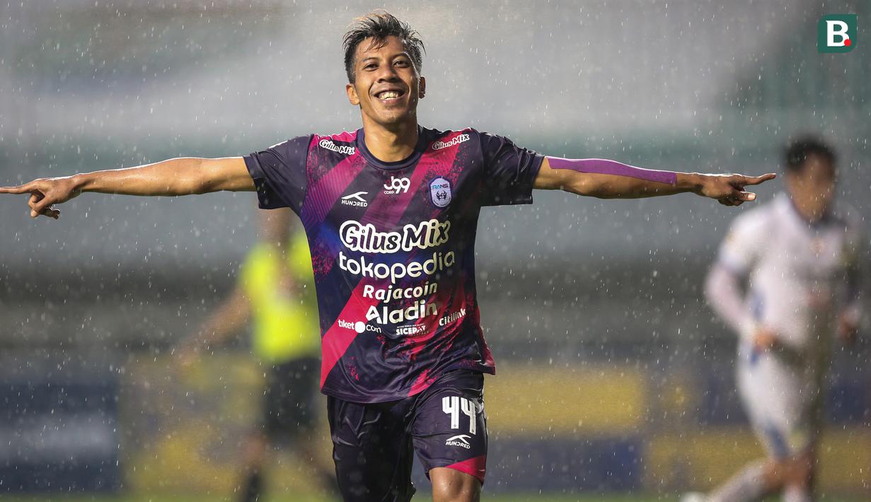 Pemain Rans Cilegon FC, Bima Ragil melakukan selebrasi usai mencetak gol pertama timnya ke gawang PSIM Yogyakarta melalui eksekusi penalti dalam laga semifinal Liga 2 2021 di Stadion Pakansari, Bogor, Senin (27/12/2021). (Bola.com/Bagaskara Lazuardi)