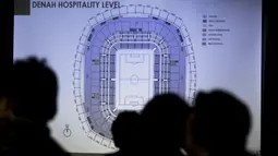 Peserta melihat denah rancangan stadion yang akan dibangun saat acara seminar di Balai Kota, Jakarta, Jumat (15/2). Seminar ini bertema, Dari Stadion VIJ menuju Stadion MH Thamrin. (Bola.com/Yoppy Renato)