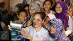 Aktris Bunga Citra Lestari berselfie bersama penggemarnya saat promo film jilbab traveler di kawasan Basuki Rahmat, Jakarta, Selasa (12/07). Pada film yang ditayangkan di bioskop tersebut, BCL harus mengenakan jilbab. (Liputan6.com/Herman Zakharia)
