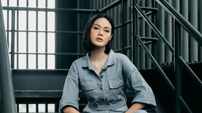 FOTO: Pesona Della Dartyan dengan Gaya Rambut Pendek Ini Makin Menawan
