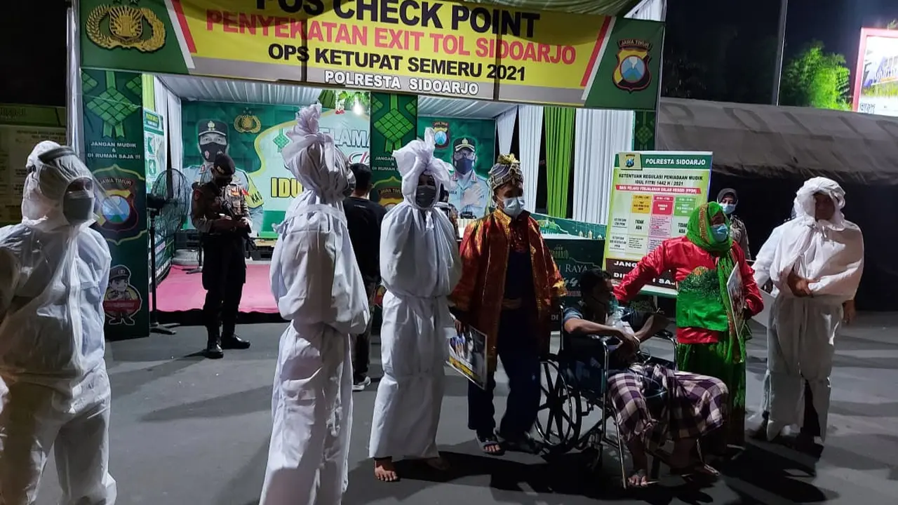 Aksi pocong di Sidoarjo untuk meminta warga patuhi prokes. (Dian Kurniawan/Liputan6.com)